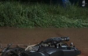 10:53 –
Motociclista morre após bater em ciclista e ser atropelado por carro