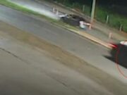 11:44 –
Câmera de segurança flagra momento em que jovem de 22 anos é atropelado em avenida de Cuiabá