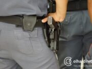 15:50 –
Jovem é preso por agredir esposa com chute no abdômen e soco no pescoço