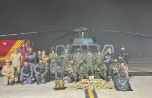 07:40 –
Bolivianos ficam feridos após aeronave que transportava carga de maconha cair em mata