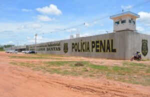 09:20 –
Policial penal atira em celular e 3 detentos ficam feridos durante tentativa de motim em penitenciária