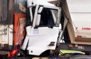 15:13 –
Duas pessoas ficam feridas durante engavetamento entre três veiculos de carga na BR-163