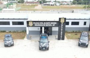 14:40 –
Foragido da Justiça tenta "enrolar" policiais, mas acaba descoberto e preso