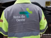 16:40 –
Caminhão tomba e derrama carga de soja em trecho da BR-163