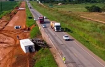 17:05 –
Carro capota após carreta tombar na BR-163 e uma pessoa fica ferida