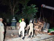 08:15 –
Motorista fica ferido após bater na lateral de ônibus com 46 passageiros e tombar carreta na Serra de São Vicente