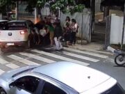 16:06 –
Câmeras registram chegada da mãe de Heloysa à UPA acompanhada do suspeito e de Abilio; veja vídeo