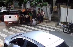 16:06 –
Câmeras registram chegada da mãe de Heloysa à UPA acompanhada do suspeito e de Abilio; veja vídeo