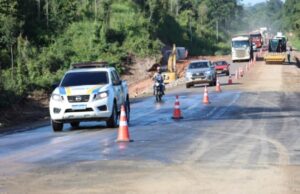 16:23 –
DNIT recupera rodovia BR-174 e libera parcialmente tráfego de veículos
