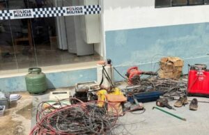 10:17 –
Quadrilha que furtava cabos de energia é presa com diversos equipamentos, 50 celulares e cabos