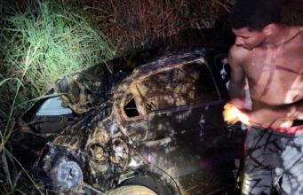 12:25 –
Jovem capota carro após ser fechado por carreta na MT-251 e é resgatado pelos bombeiros