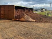 09:51 –
Carreta perde controle em rotatória e tomba na BR-163; carga espalhada na pista