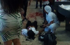 11:55 –
Jovem é esfaqueada por rival na frente de supermercado
