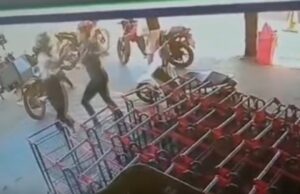 20:19 –
PM é afastado por ajudar secretária de escola a fugir após esfaquear rival em supermercado de VG