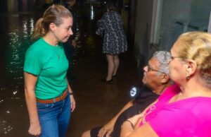 Prefeita visita e leva itens de necessidade a famílias atingidas