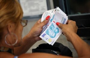 Argentina reduz controle de cأ¢mbio e peso despenca; bolsa sobe quase 5% | Economia