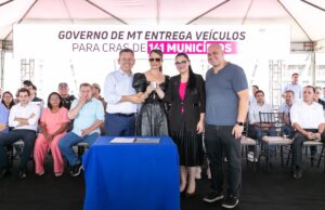Prefeito e primeira-dama reforçam parceria com o Governo em entrega de veículos