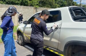 Polícia faz perícia em carros apreendidos em caso de menor morta