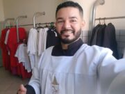 Em entrevista, acusado tenta envolver mãe de menor no crime