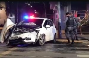 Embriagada, mulher bate carro em Dodge Ram e é presa em Cuiabá