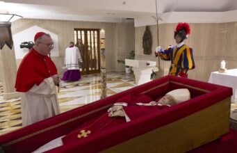 VأچDEO: Vaticano divulga primeiras fotos de papa Francisco no caixأ£o | Mundo