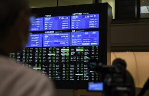 Apأ³s reaأ§أ£o da China a Trump, Bolsas globais tأھm forte queda; no Brasil, dأ³lar vai a R$ 5,75