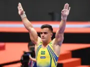 Caio Souza vai à final das barras paralelas em etapa da Copa do Mundo