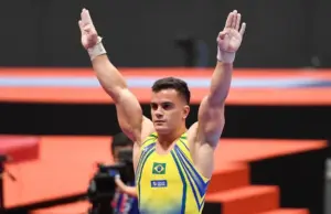 Caio Souza vai à final das barras paralelas em etapa da Copa do Mundo