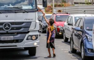 Câmara aprova lei que proíbe crianças em semáforos de Cuiabá