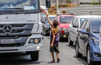 Câmara aprova lei que proíbe crianças em semáforos de Cuiabá
