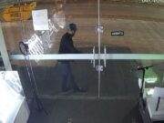 Ladrão invade loja e leva 17 celulares e dinheiro; vídeo