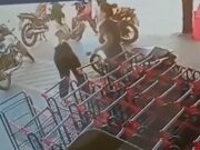 Câmera flagra mulher tentando matar inimiga em supermercado