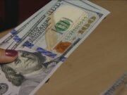 Dólar sobe 2% e Ibovespa cai 3% após retaliação da China a tarifaço de Trump