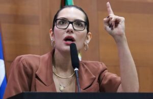Janaina apresenta PEC e “estica a corda” em relação ao Paiaguás