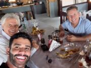 Cantor come peixe com Mendes, sobrevoa rio e visita fazenda