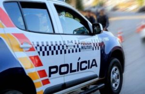 16:26 –
Mulher presa por espancar bêbado bate em policiais e tenta pular de janela de seis metros de altura