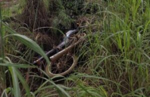 10:53 –
Homem sem capacete morre após passar em cascalho e cair de motocicleta