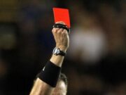 18:01 –
Jogador agride árbitro com socos e chutes após levar cartão vermelho em partida de futebol