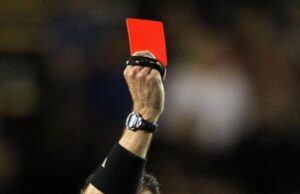 18:01 –
Jogador agride árbitro com socos e chutes após levar cartão vermelho em partida de futebol