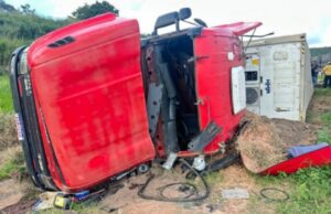 20:50 –
Motorista morre na hora após capotar caminhão na Serra de São Vicente
