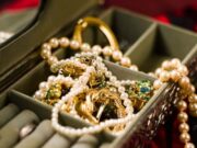 11:34 –
Bando invade residência, faz reféns e rouba joias, dinheiro e celulares; prejuízo chega a R$ 140 mil