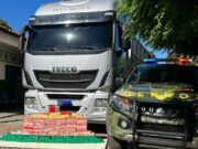 19:50 –
Gefron apreende 105 kg de pasta base de cocaína no valor de R$ 3,2 milhões dentro de caminhão em MT