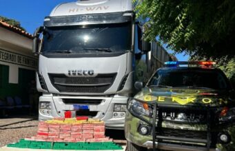 19:50 –
Gefron apreende 105 kg de pasta base de cocaína no valor de R$ 3,2 milhões dentro de caminhão em MT