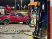14:04 –
Bombeiros socorrem motorista após carro colidir com bomba de combustível