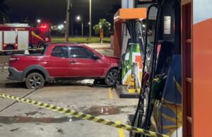 14:04 –
Bombeiros socorrem motorista após carro colidir com bomba de combustível