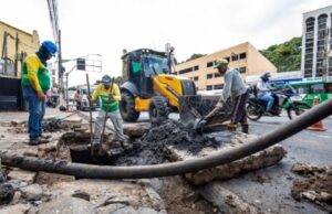 11:52 –
Força-tarefa limpa bocas de lobo na região central de Cuiabá