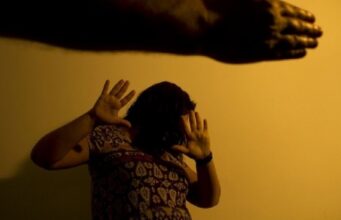 10:36 –
Mulher é encontrada ensanguentada após espancamento em casa; agressor está foragido