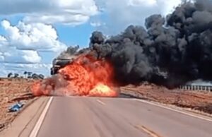 15:55 –
Carreta explode durante incêndio na BR-163; veja vídeo