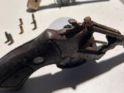 08:25 –
Criminosos morrem em confronto com a polícia após mulher grávida ser feita refém