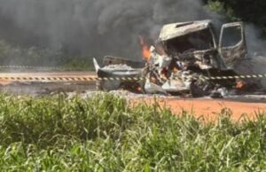 07:24 –
Duas pessoas morrem carbonizadas em batida entre Hilux e caminhão na MT-220